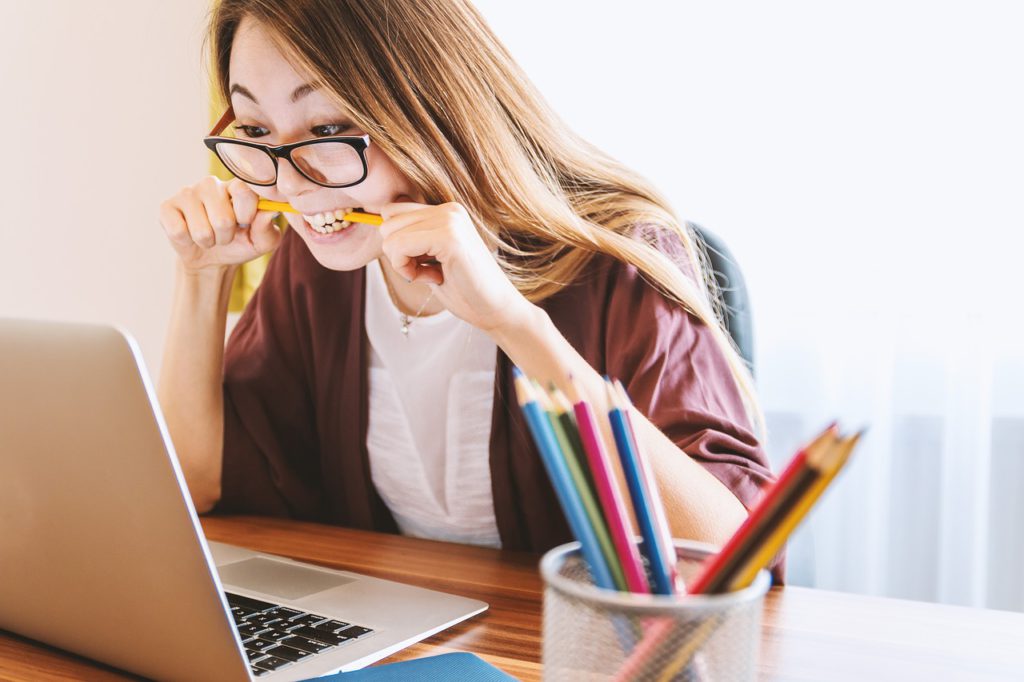 cons of dropshipping - woman biting pencil